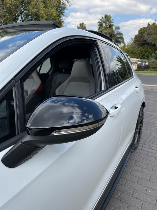 GOLF 8 GLOSS BLACK MIRROR CAPS