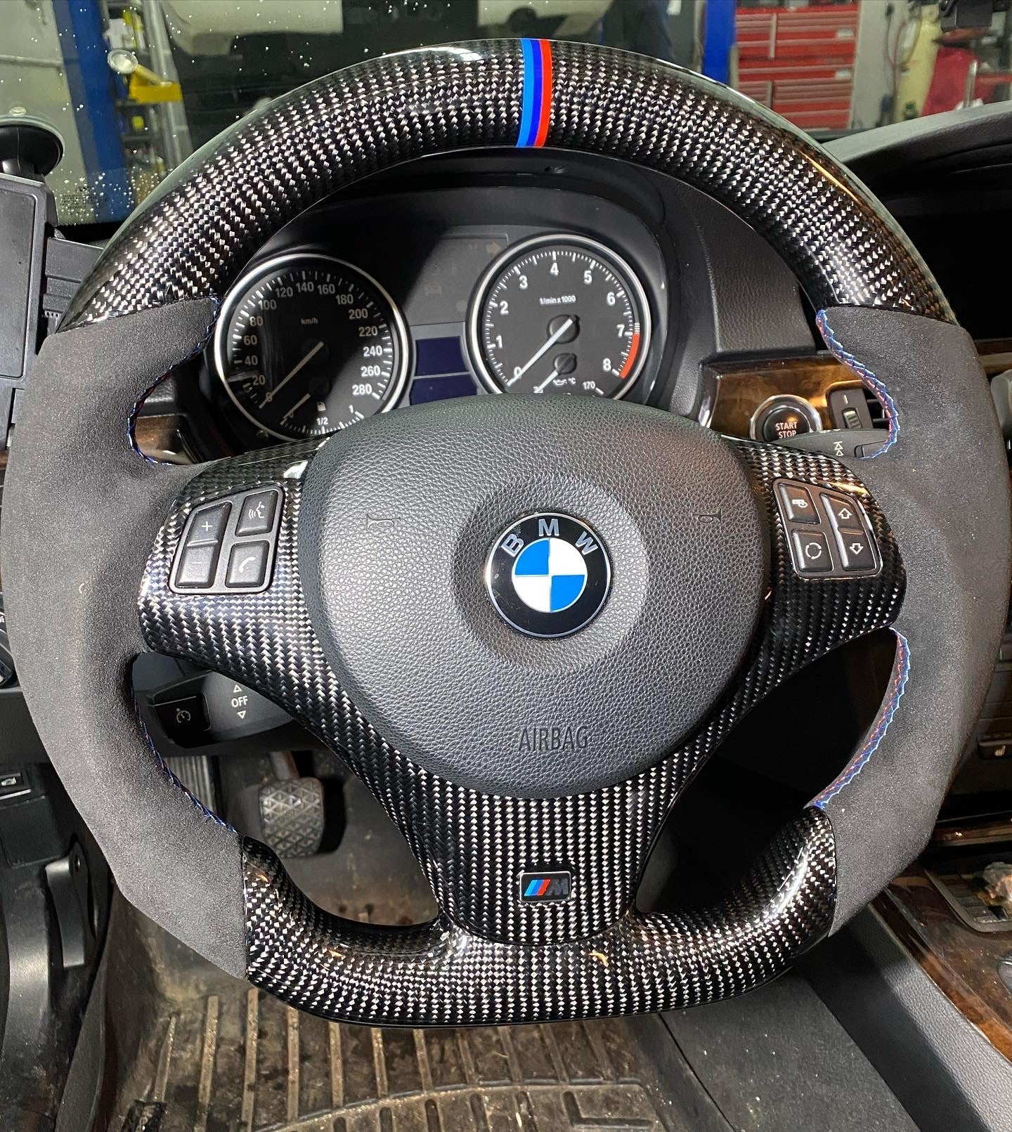 E-SERIES CARBON FIBER STEERING WHEEL - MANUAL MODEL